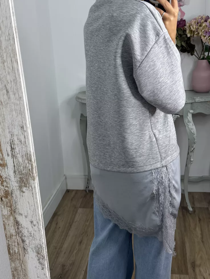 Camiseta gris con puntilla