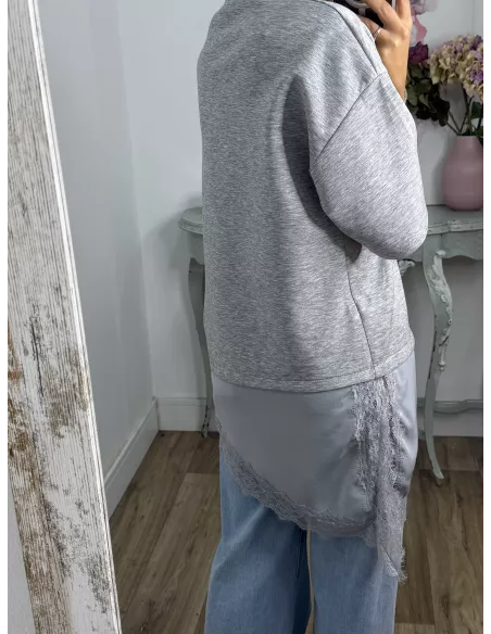 Camiseta gris con puntilla