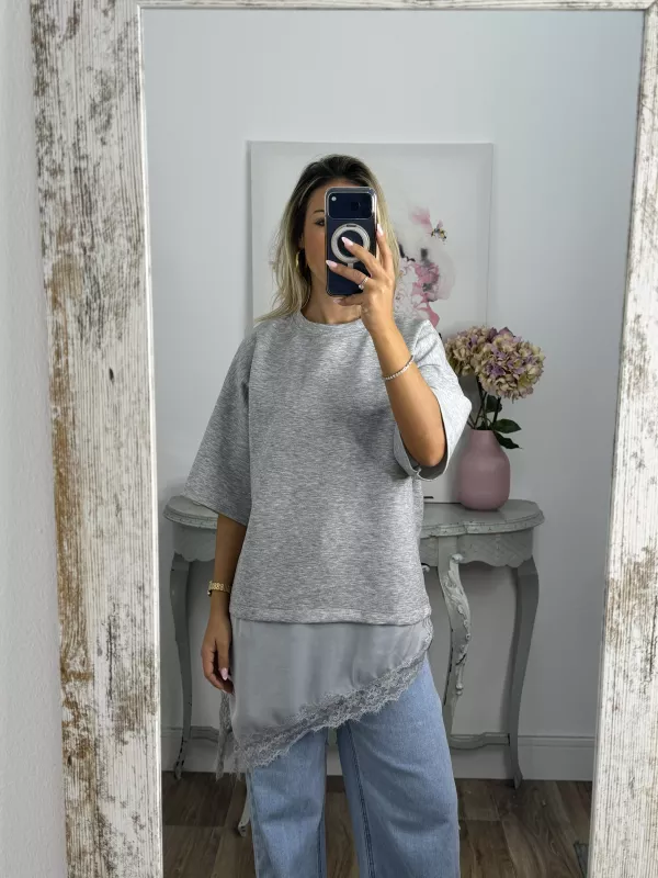 Camiseta gris con puntilla