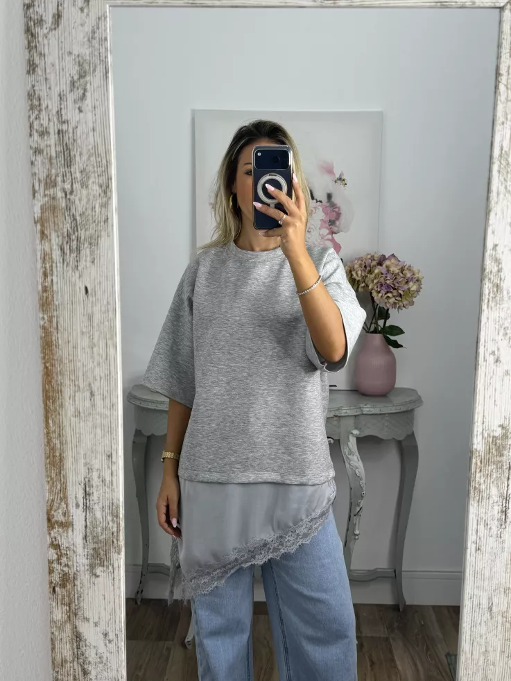 Camiseta gris con puntilla