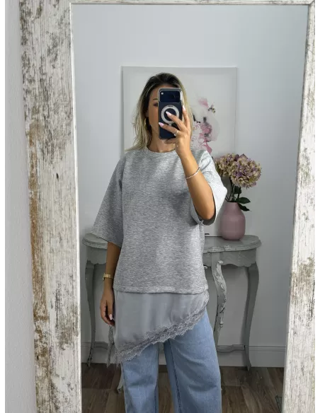 Camiseta gris con puntilla