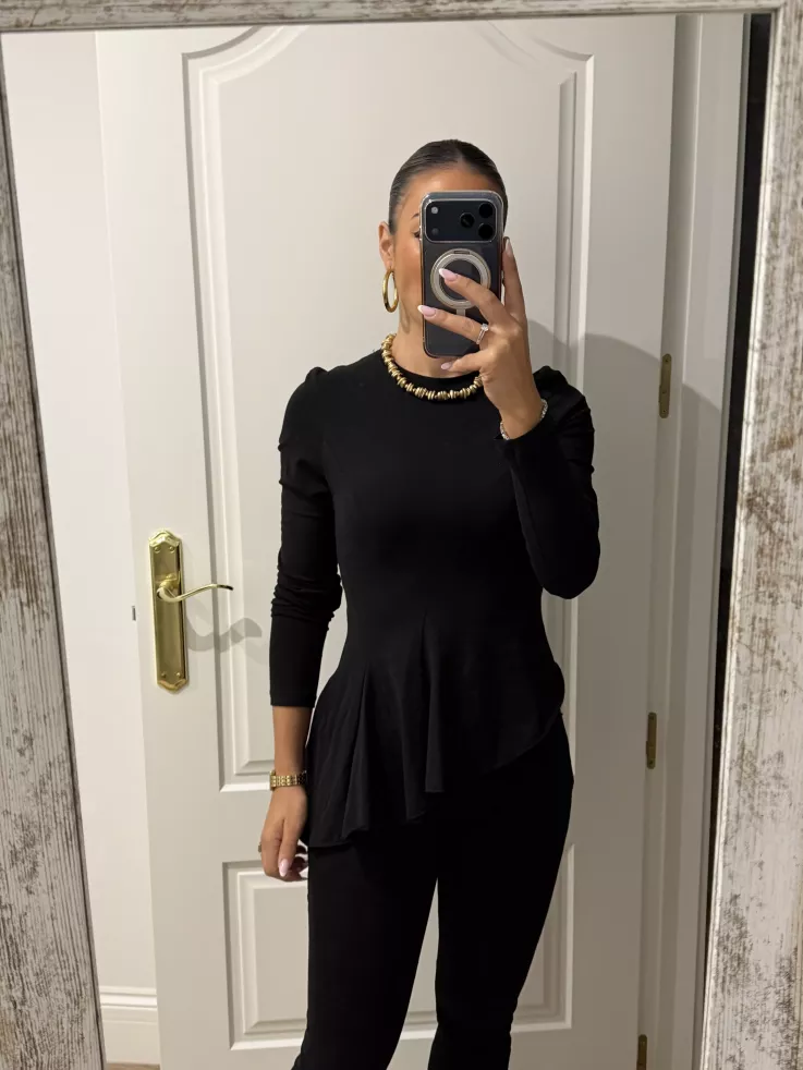 Camiseta negra con nejas