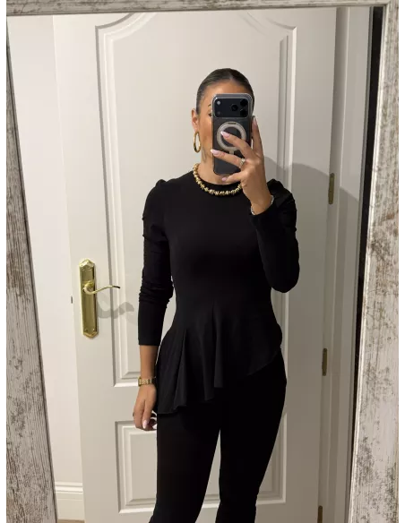 Camiseta negra con nejas