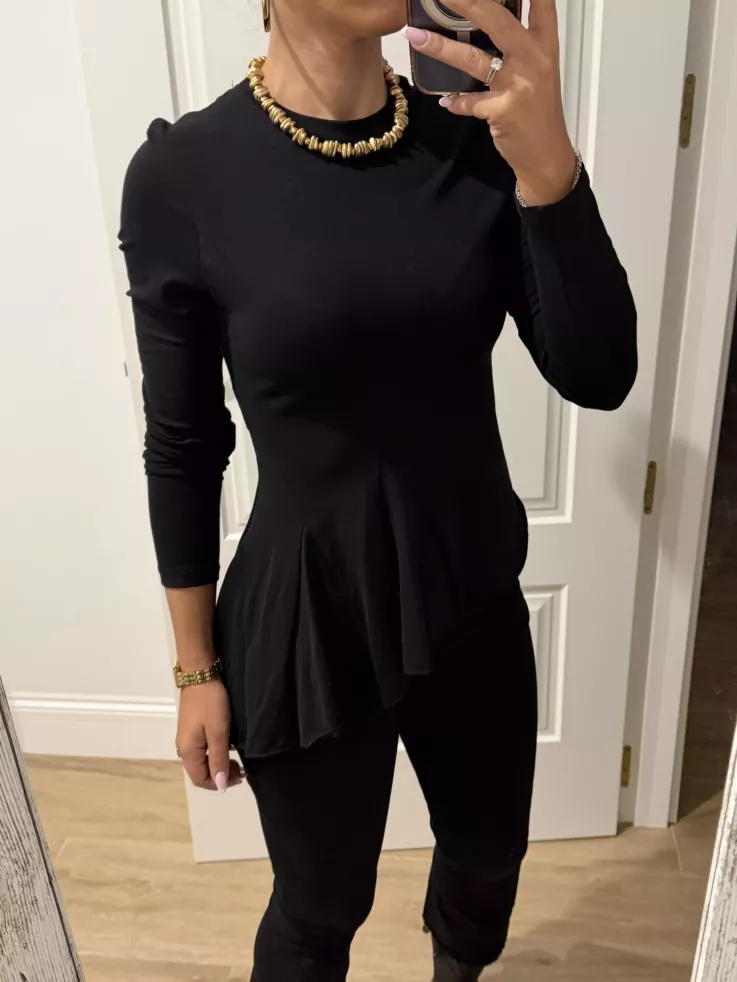 Camiseta negra con nejas