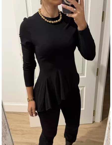 Camiseta negra con nejas