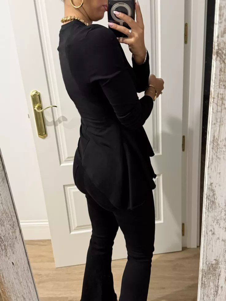 Camiseta negra con nejas