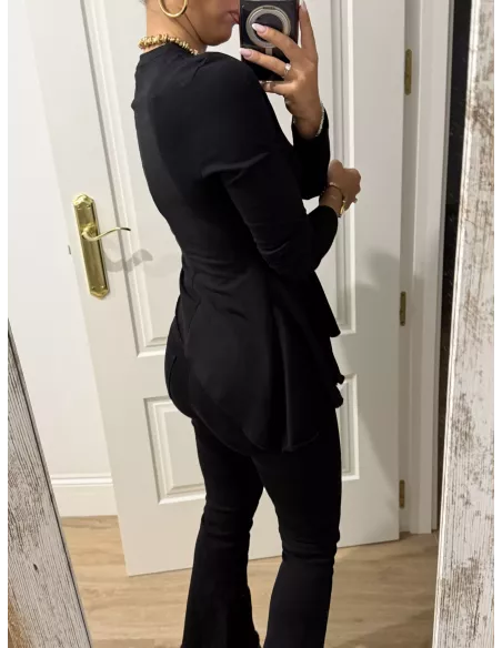 Camiseta negra con nejas