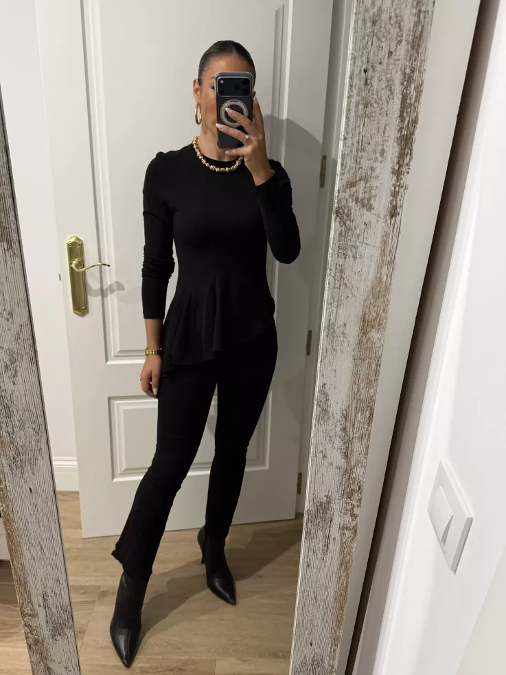 Camiseta negra con nejas