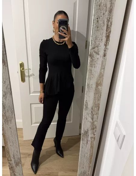 Camiseta negra con nejas