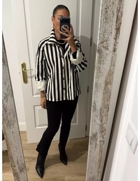 Camiseta negra con nejas