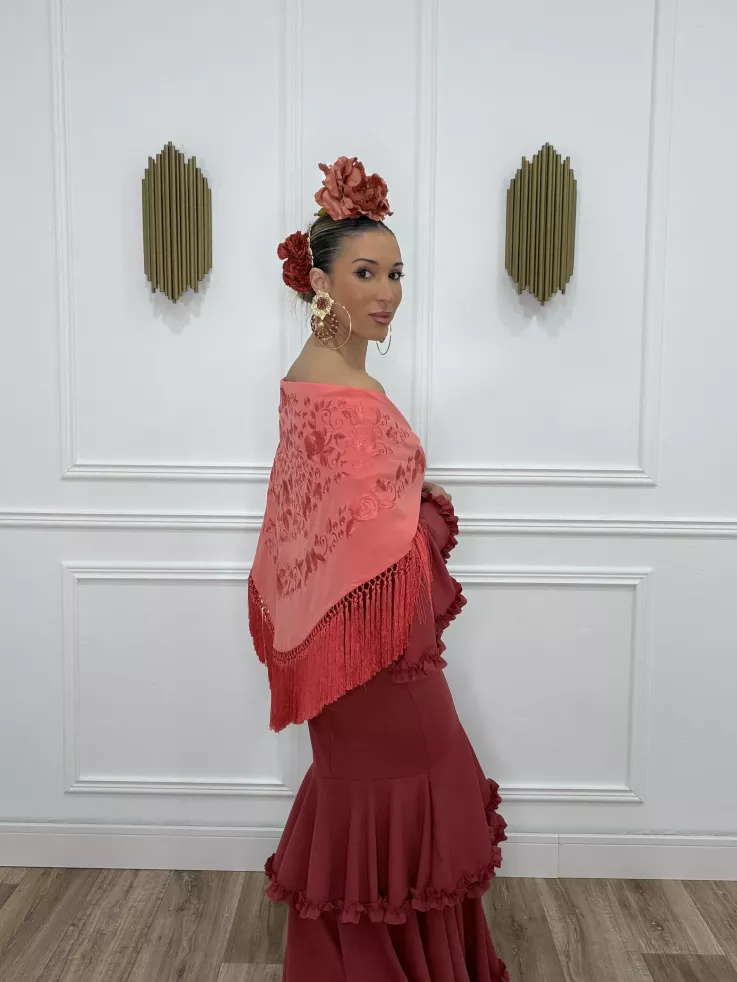 Mantón bordado unicolor coral