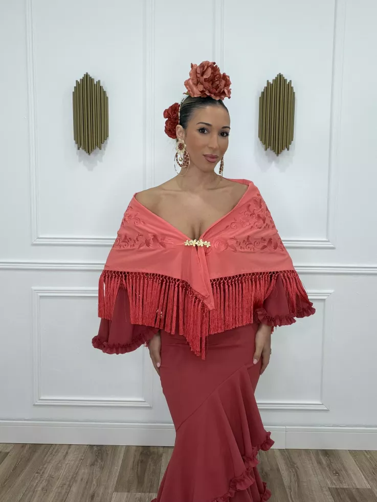 Mantón bordado unicolor coral