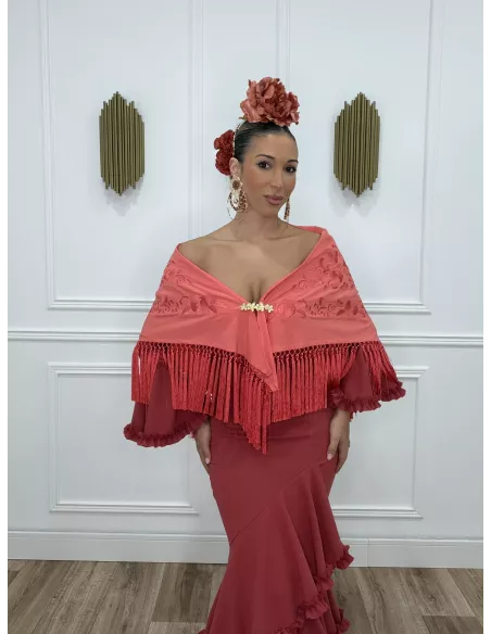 Mantón bordado unicolor coral