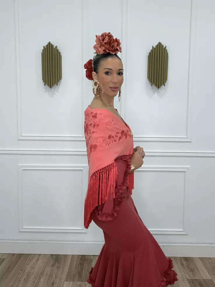 Mantón bordado unicolor coral