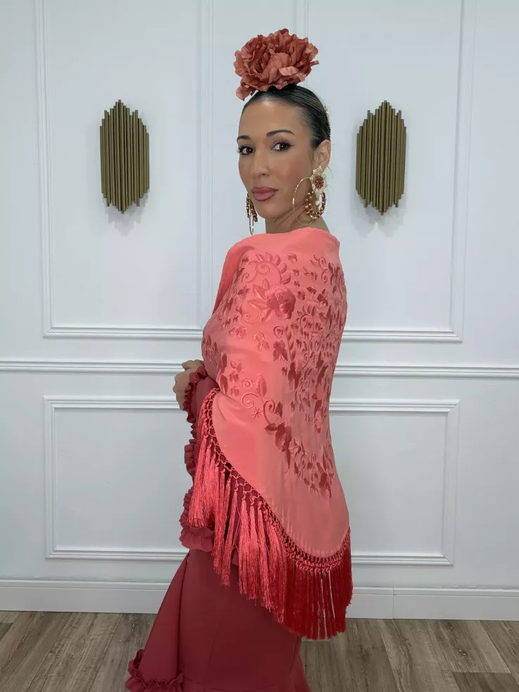 Mantón bordado unicolor coral