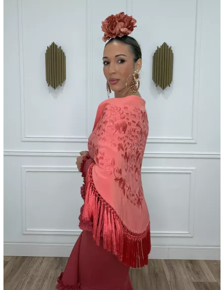 Mantón bordado unicolor coral