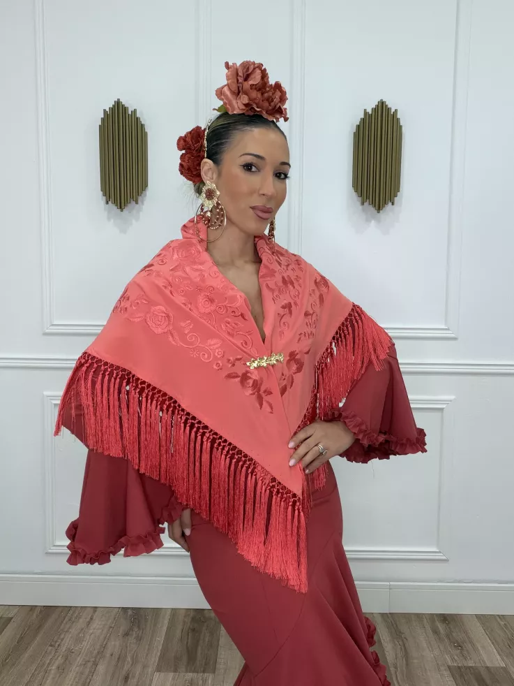 Mantón bordado unicolor coral