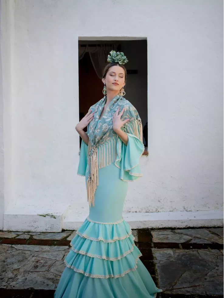 Mantón Rocio bordado verde agua y beige