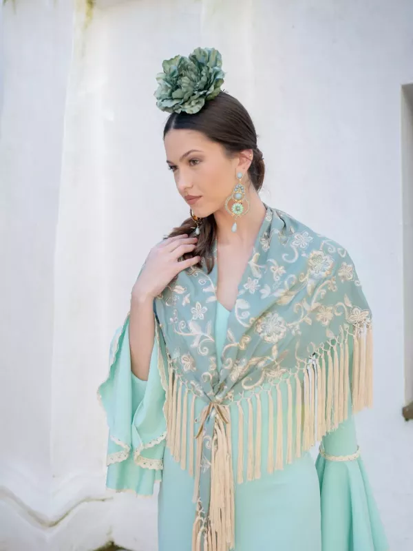 Mantón Rocio bordado verde agua y beige