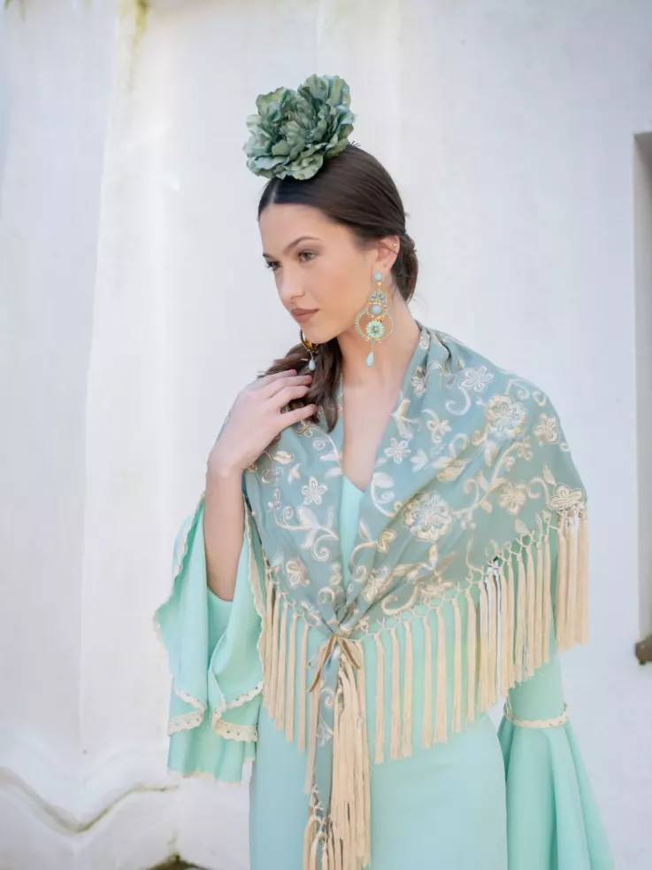 Mantón Rocio bordado verde agua y beige
