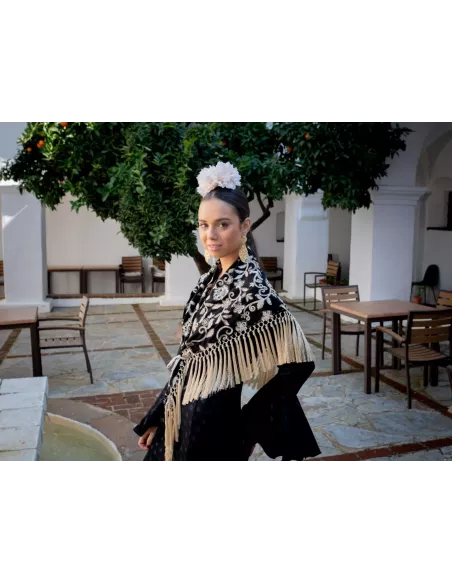 Mantón Rocio bordado negro y beige