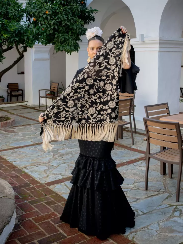 Mantón Rocio bordado negro y beige