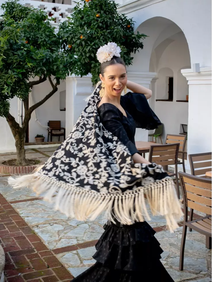 Mantón Rocio bordado negro y beige