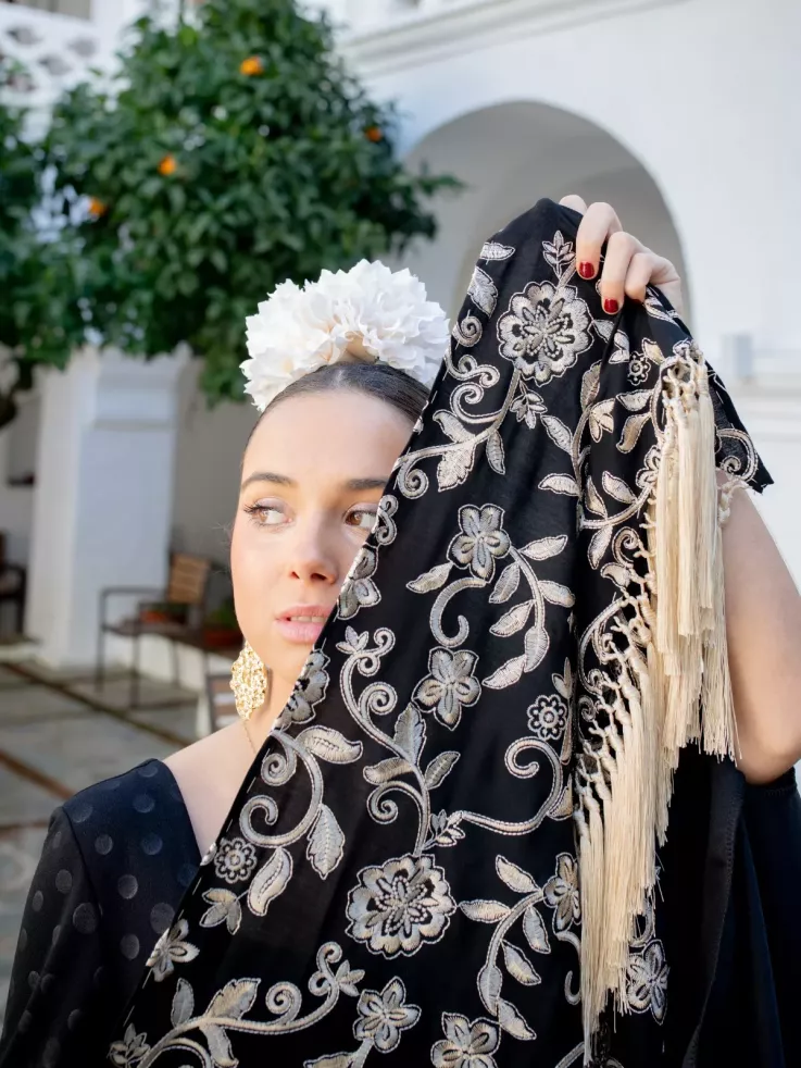 Mantón Rocio bordado negro y beige