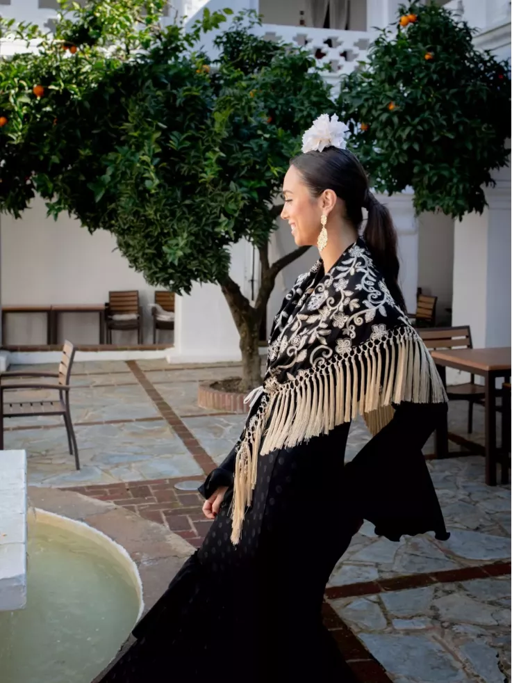 Mantón Rocio bordado negro y beige