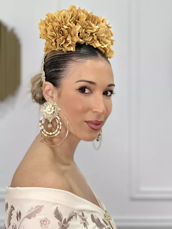 Pendientes grandes dorado y blanco