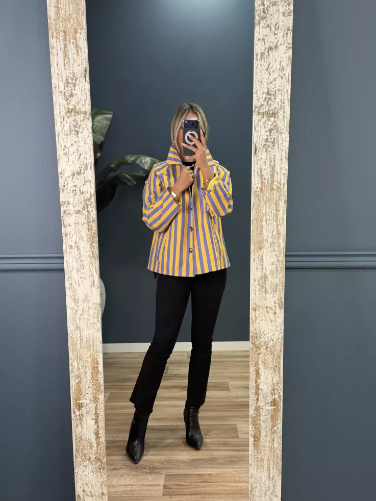 Chaqueta cortavientos de rayas morado y amarillo