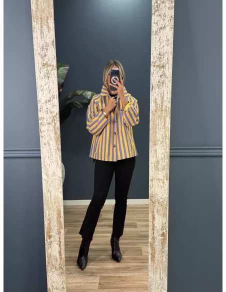 Chaqueta cortavientos de rayas morado y amarillo