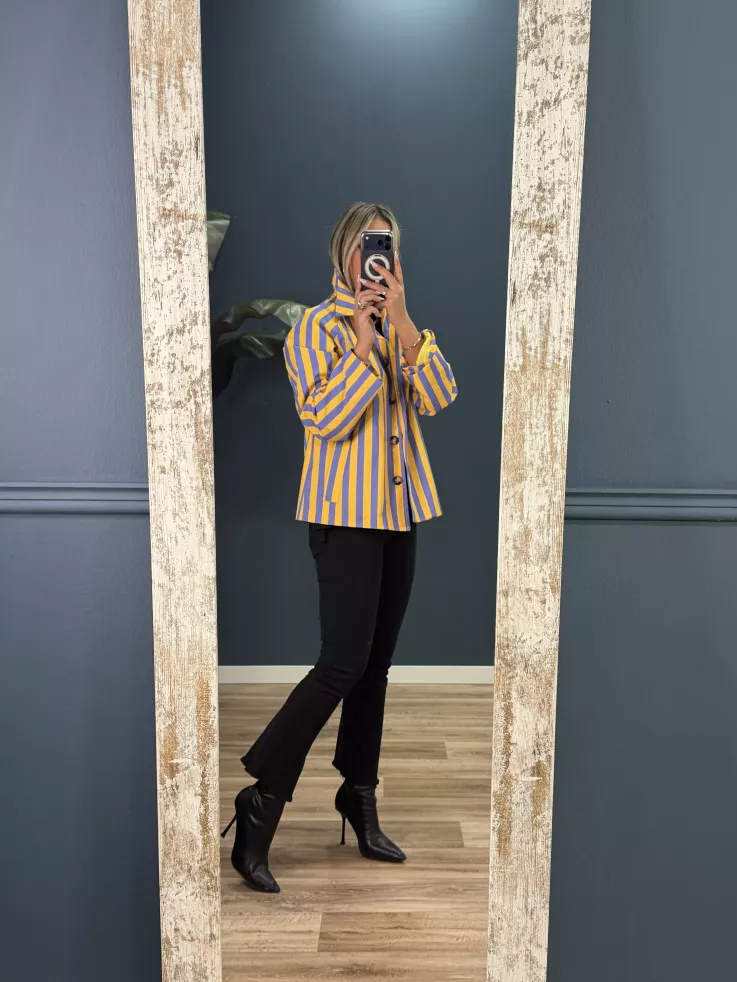 Chaqueta cortavientos de rayas morado y amarillo