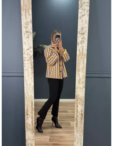 Chaqueta cortavientos de rayas morado y amarillo