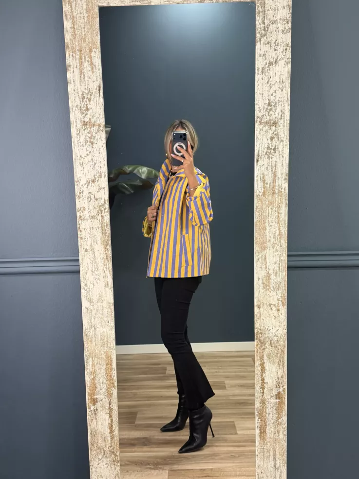 Chaqueta cortavientos de rayas morado y amarillo