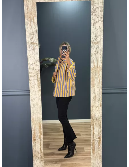 Chaqueta cortavientos de rayas morado y amarillo