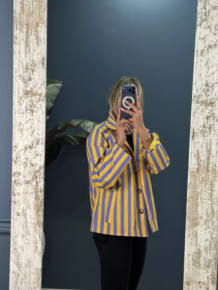 Chaqueta cortavientos de rayas morado y amarillo
