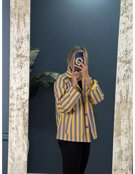 Chaqueta cortavientos de rayas morado y amarillo