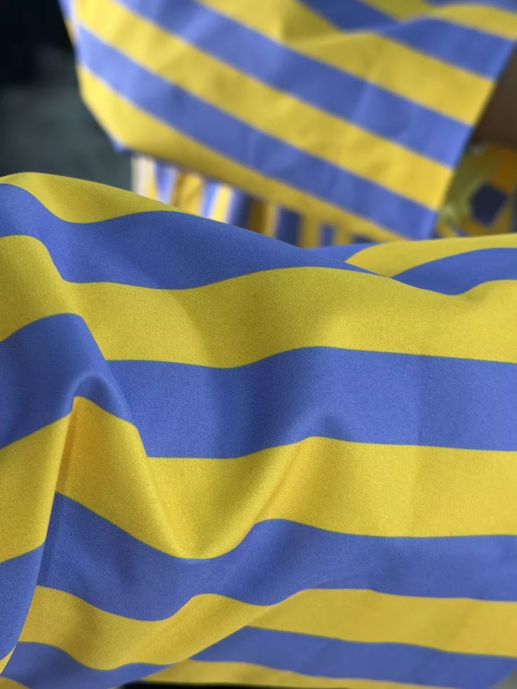 Chaqueta cortavientos de rayas morado y amarillo