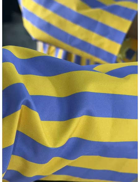 Chaqueta cortavientos de rayas morado y amarillo