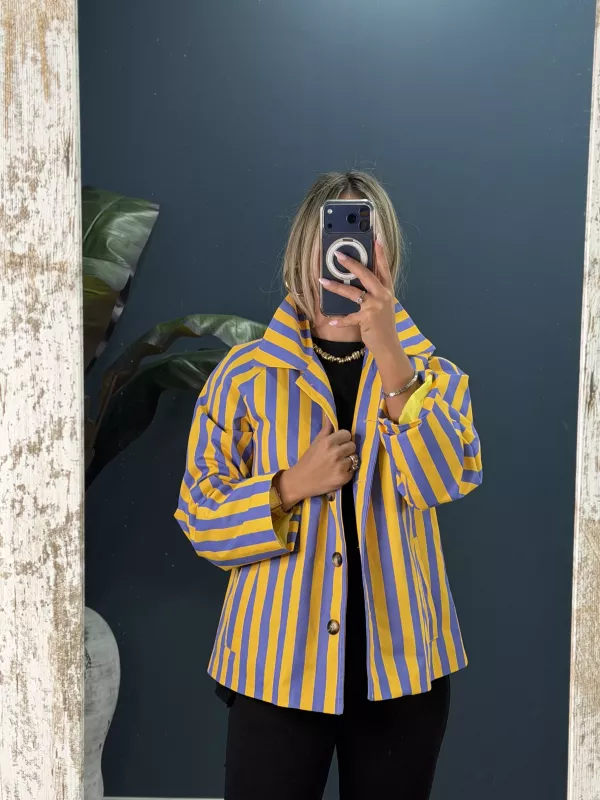 Chaqueta cortavientos de rayas morado y amarillo