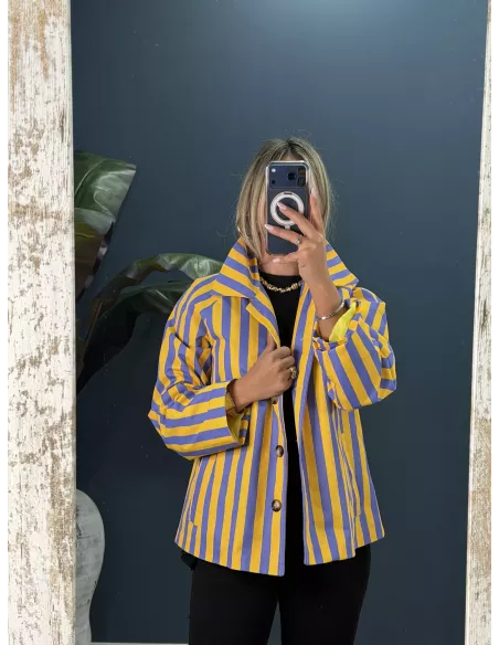 Chaqueta cortavientos de rayas morado y amarillo