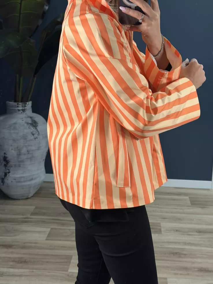 Chaqueta cortavientos de rayas naranja y amarillo