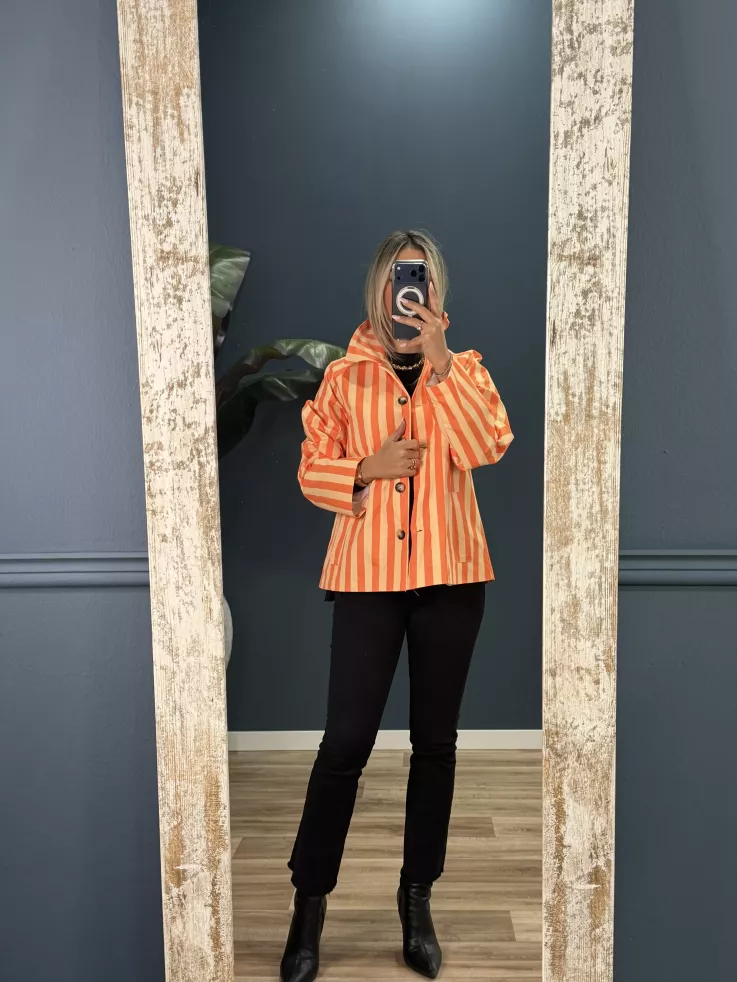Chaqueta cortavientos de rayas naranja y amarillo