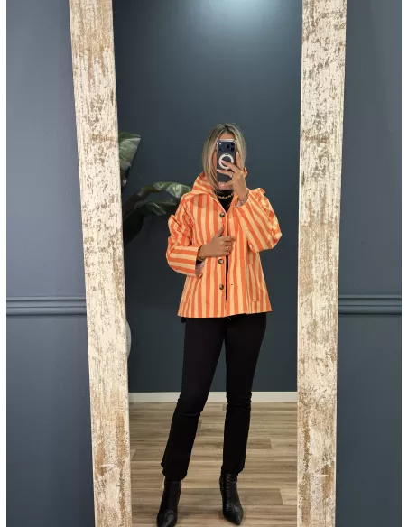 Chaqueta cortavientos de rayas naranja y amarillo