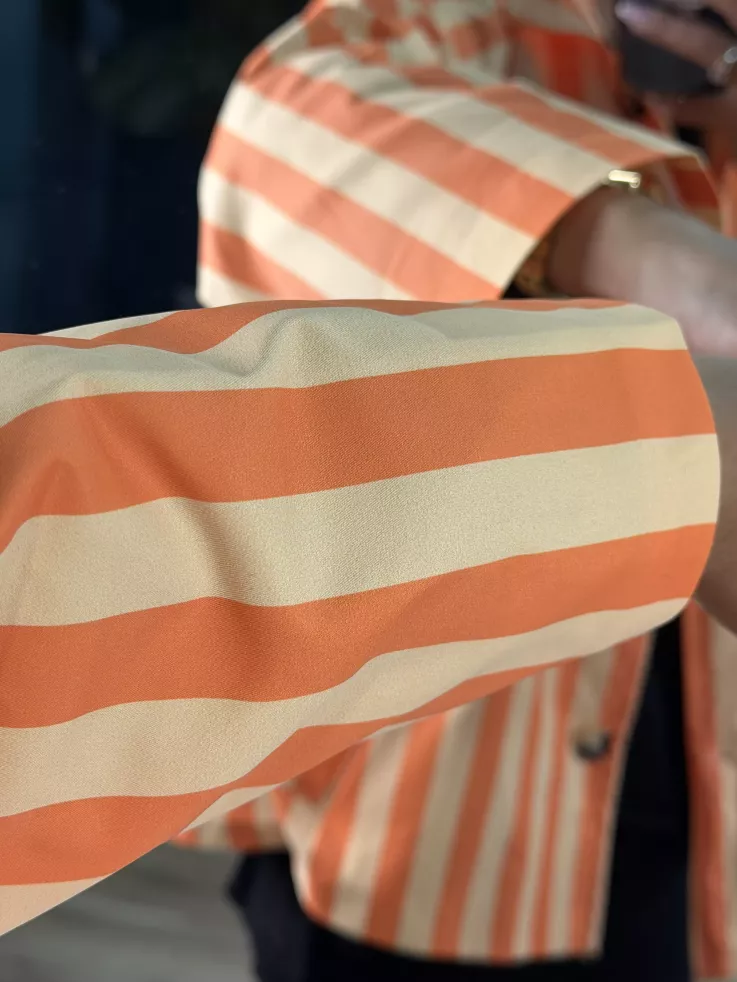 Chaqueta cortavientos de rayas naranja y amarillo