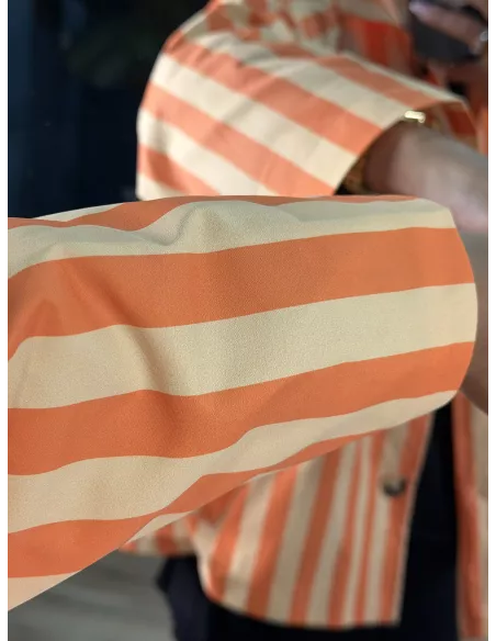 Chaqueta cortavientos de rayas naranja y amarillo