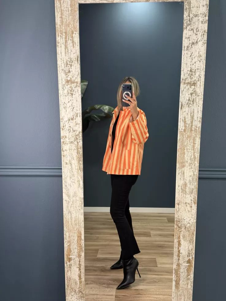 Chaqueta cortavientos de rayas naranja y amarillo