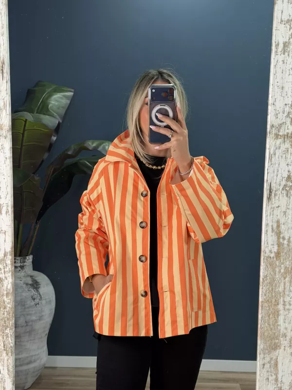 Chaqueta cortavientos de rayas naranja y amarillo