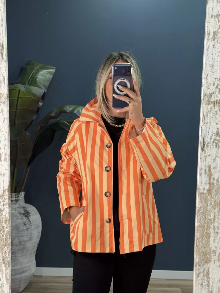 Chaqueta cortavientos de rayas naranja y amarillo